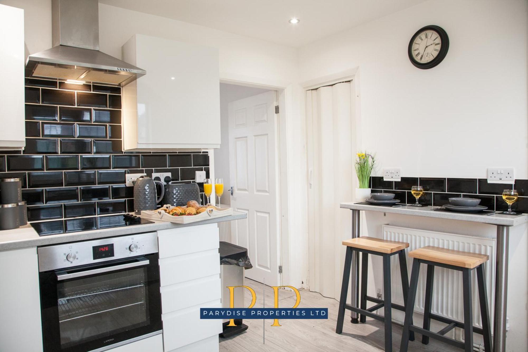 The Knutton House - Spacious Comfort By Parydise Properties - Leisure & Business Stays - Sleeps 7 Нюкасъл ъндър Лайм Екстериор снимка