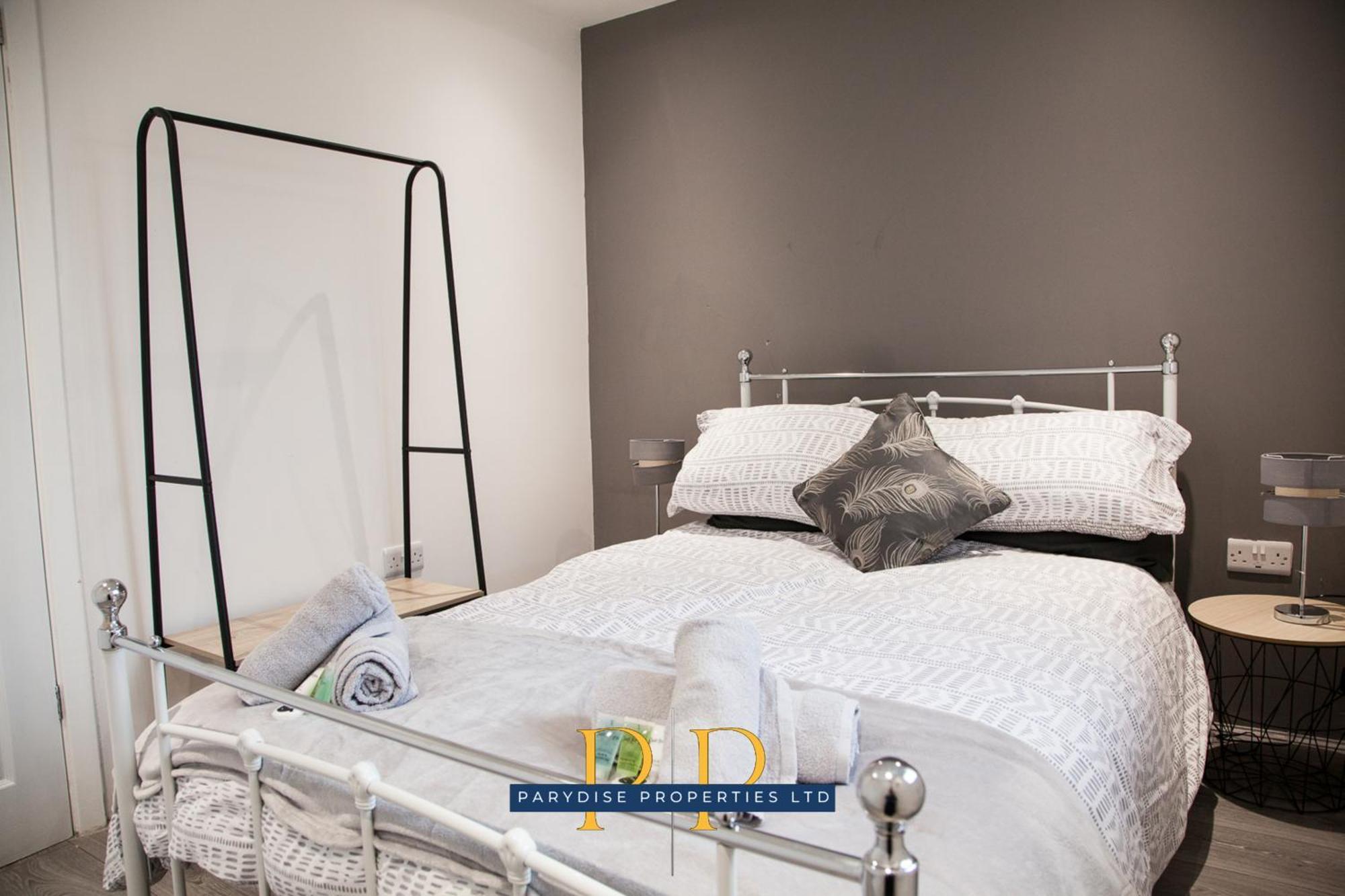 The Knutton House - Spacious Comfort By Parydise Properties - Leisure & Business Stays - Sleeps 7 Нюкасъл ъндър Лайм Екстериор снимка