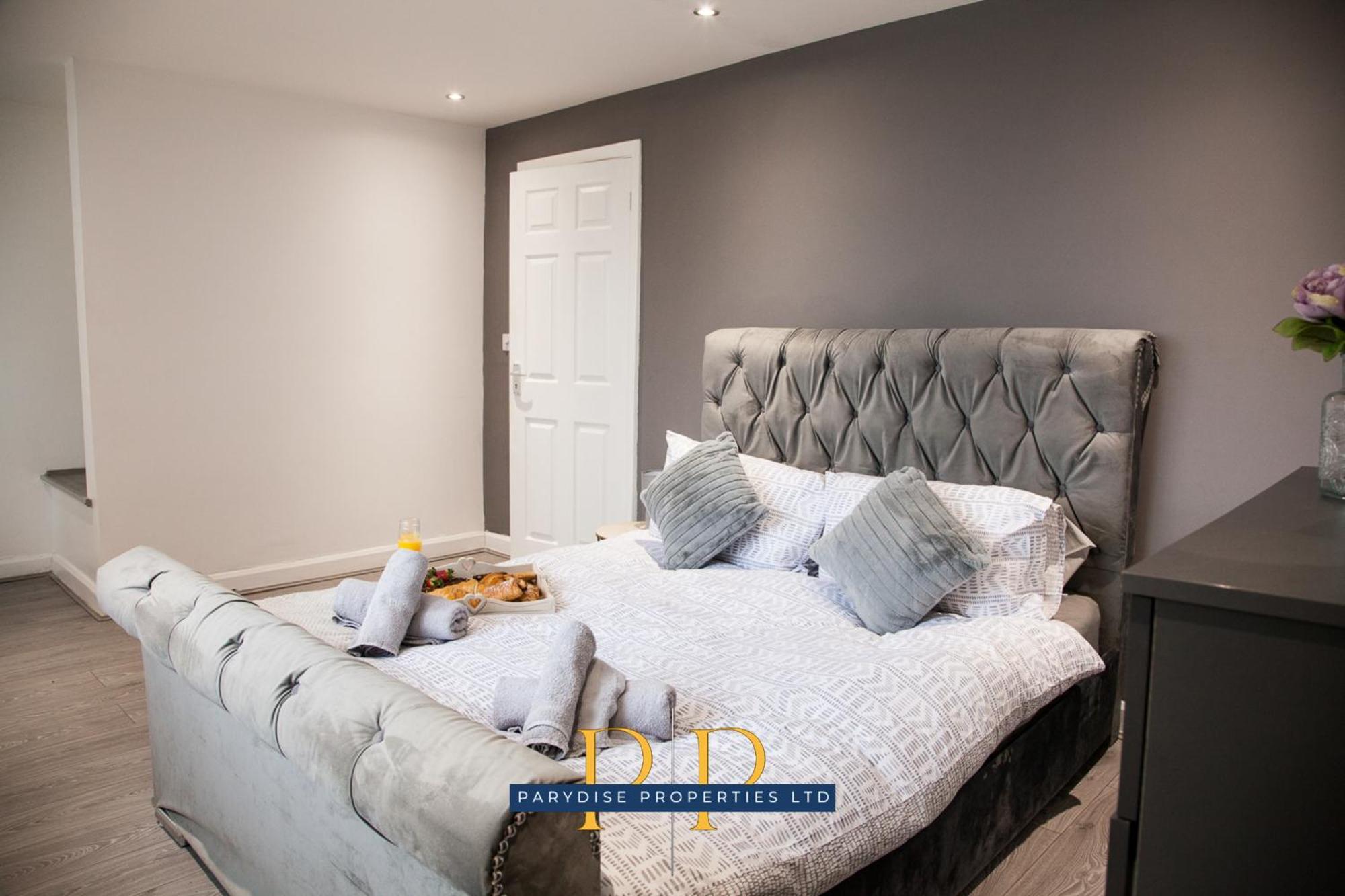 The Knutton House - Spacious Comfort By Parydise Properties - Leisure & Business Stays - Sleeps 7 Нюкасъл ъндър Лайм Екстериор снимка